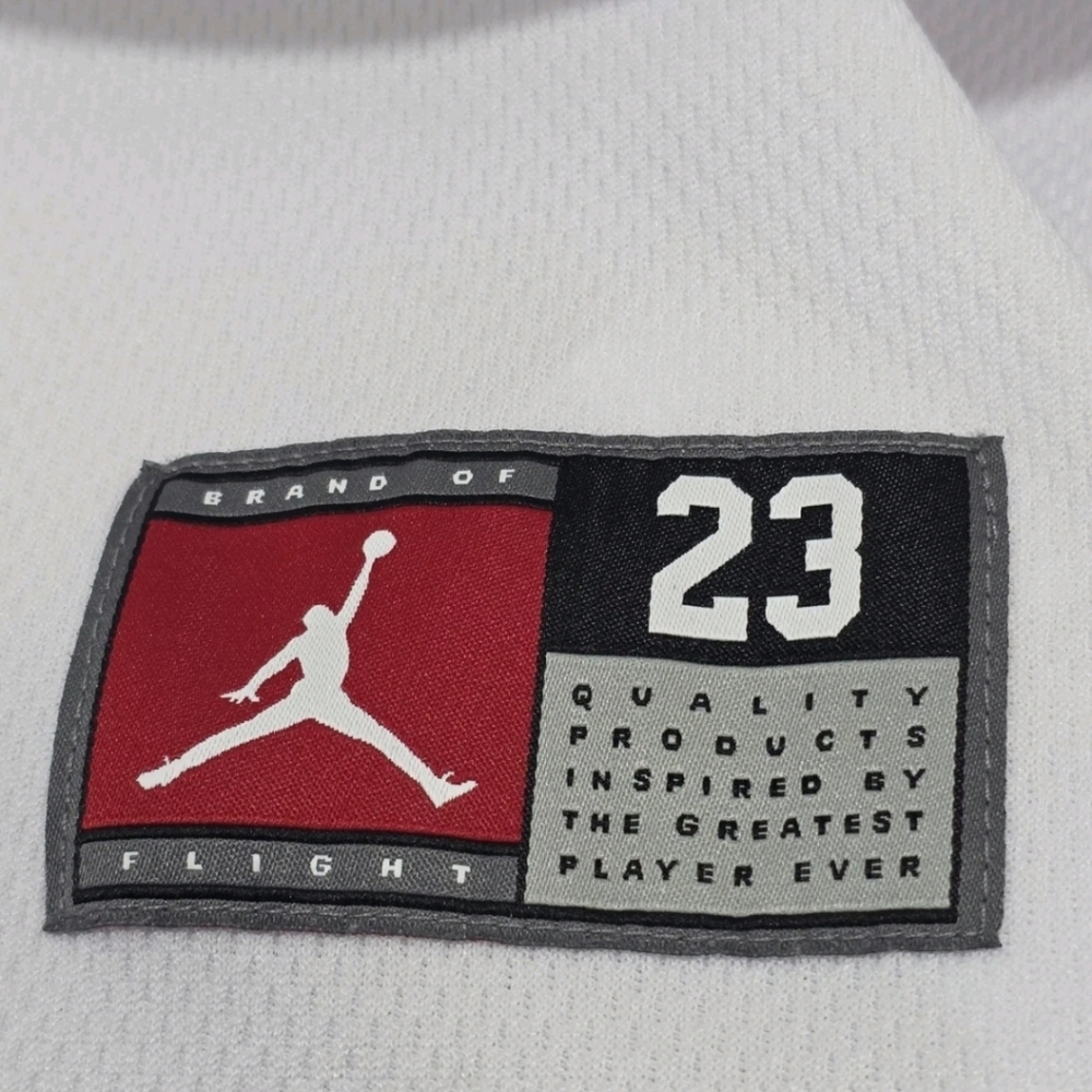 Michael Jordan White Jersey Boys Medium - Picture 5 of 10